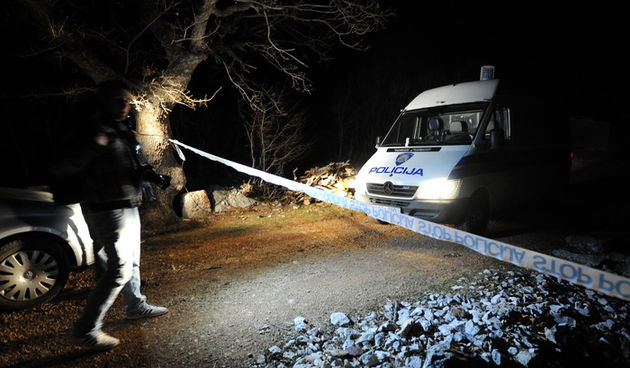 Golubic, 280212
U mjestu Golubic nedaleko od Obrovca, 49-godisnji Dusan Veselinovic je u popodnevnim satima poginuo od posljedica eksplozije rucne bombe, a njegov 38-godisnji susjed Milorad Dragicevic pritom je tesko ranjen. Policija je na mjestu nesrece,