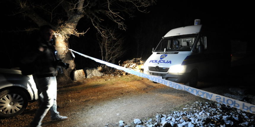 Golubic, 280212
U mjestu Golubic nedaleko od Obrovca, 49-godisnji Dusan Veselinovic je u popodnevnim satima poginuo od posljedica eksplozije rucne bombe, a njegov 38-godisnji susjed Milorad Dragicevic pritom je tesko ranjen. Policija je na mjestu nesrece, Golubic, 280212
U mjestu Golubic nedaleko od Obrovca, 49-godisnji Dusan Veselinovic je u popodnevnim satima poginuo od posljedica eksplozije rucne bombe, a njegov 38-godisnji susjed Milorad Dragicevic pritom je tesko ranjen. Policija je na mjestu nesrece,