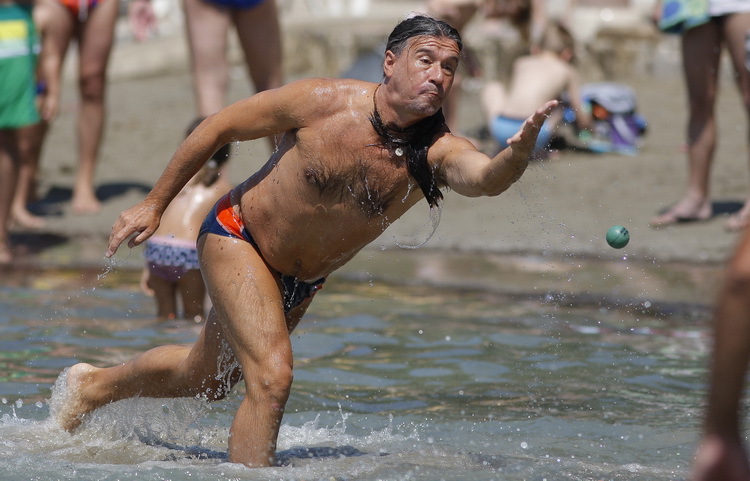 Split, 120611.
Na splitskim Bacvicama odrzano je 7. Prvenstvo svita u piciginu. Naslov pobjednika drugu godinu za redom osvojila je ekipa A1.
Na fotografiji: Goran Karan.
Foto: Ante Cizmic / CROPIX Split, 120611.
Na splitskim Bacvicama odrzano je 7. Prvenstvo svita u piciginu. Naslov pobjednika drugu godinu za redom osvojila je ekipa A1.
Na fotografiji: Goran Karan.
Foto: Ante Cizmic / CROPIX