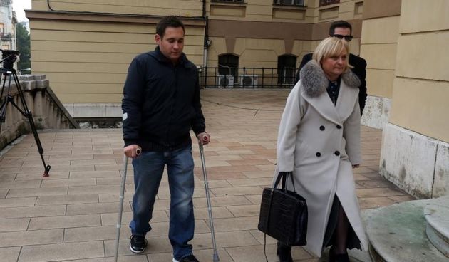 Rijeka – Miroslav Maskarin uz pomoc staka dolazi na Opcinski sud u pratnji odvjetnika na objavu presude u slucaju naknade stete. Photo: Goran Kovacic/PIXSELL