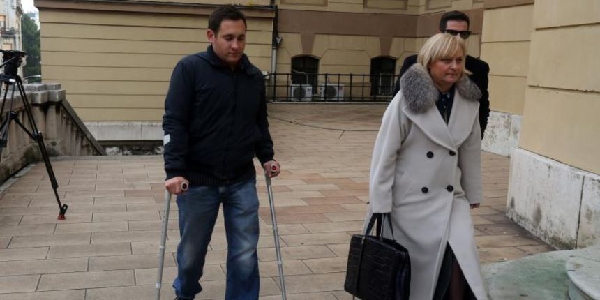 Rijeka – Miroslav Maskarin uz pomoc staka dolazi na Opcinski sud u pratnji odvjetnika na objavu presude u slucaju naknade stete. Photo: Goran Kovacic/PIXSELL Rijeka – Miroslav Maskarin uz pomoc staka dolazi na Opcinski sud u pratnji odvjetnika na objavu presude u slucaju naknade stete. Photo: Goran Kovacic/PIXSELL