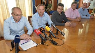 Ministar Krstičević uručio gradonačelniku Dukiću veliku hrvatsku zastavu