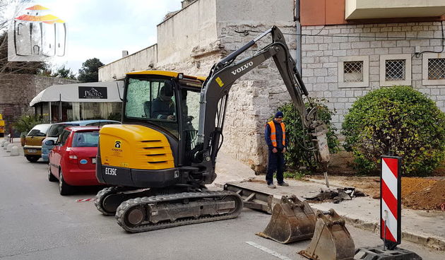 Radovi u ulici Stratico. Kopaju se rovovi za el. instalaciju javnih punionica električnih automobila
