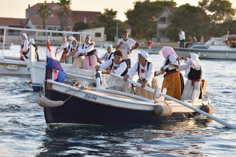 Tradicionalna ženska regata gajeta na vesla u Krapnju