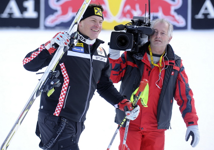 Kitzbuhel, 210111.
Fis Audi World Cup, Svjetski skijaski kup u Kitzbuhelu utrka Super G.
Na slici: Ivica Kostelic pobjednik Super G pored kamerman Orf-a.
Foto: Drago Sopta / CROPIX Kitzbuhel, 210111.
Fis Audi World Cup, Svjetski skijaski kup u Kitzbuhelu utrka Super G.
Na slici: Ivica Kostelic pobjednik Super G pored kamerman Orf-a.
Foto: Drago Sopta / CROPIX