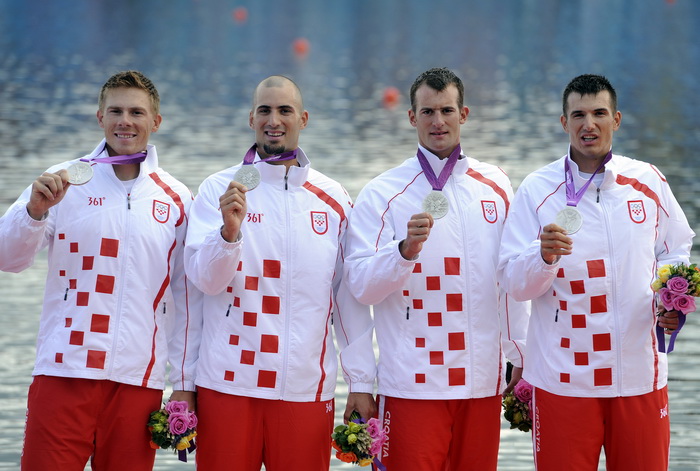 London, 030812.
Jezero Eton Dorney.
Hrvatski veslacki cetverac na parice David Sain, Damir Martin i braca Martin i Valent Sinkovic u finalnoj utrci osvojili srebrnu medalju na Olimpijskim Igrama u Londonu.
Foto: Drago Sopta / CROPIX London, 030812.
Jezero Eton Dorney.
Hrvatski veslacki cetverac na parice David Sain, Damir Martin i braca Martin i Valent Sinkovic u finalnoj utrci osvojili srebrnu medalju na Olimpijskim Igrama u Londonu.
Foto: Drago Sopta / CROPIX