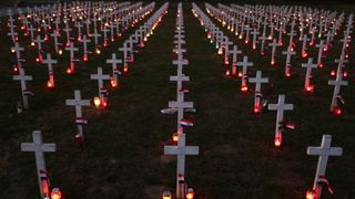 Vukovar: Lampioni osvjetljavaju 938 bijelih križeva na Memorijalnom groblju. Foto: Grgur Žućko/PIXSELL Vukovar: Lampioni osvjetljavaju 938 bijelih križeva na Memorijalnom groblju. Foto: Grgur Žućko/PIXSELL