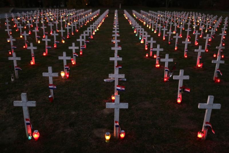 Vukovar: Lampioni osvjetljavaju 938 bijelih križeva na Memorijalnom groblju. Foto: Grgur Žućko/PIXSELL Vukovar: Lampioni osvjetljavaju 938 bijelih križeva na Memorijalnom groblju. Foto: Grgur Žućko/PIXSELL