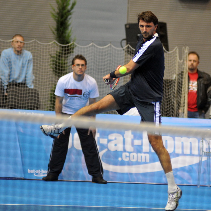 Osijek, 091210.
U osjeckoj dvorani Gradski vrt odigrava se humanitarni teniski spektakl, odnosno dvoboj Gorana Ivanisevica i Ivana Ljubicica. Cilj cijele manifestacije je humanitarnog karaktera. Prikupljena sredstva ici ce za pomoc pri lijecenju hrvatsko Osijek, 091210.
U osjeckoj dvorani Gradski vrt odigrava se humanitarni teniski spektakl, odnosno dvoboj Gorana Ivanisevica i Ivana Ljubicica. Cilj cijele manifestacije je humanitarnog karaktera. Prikupljena sredstva ici ce za pomoc pri lijecenju hrvatsko