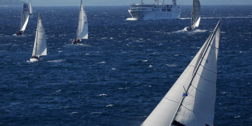 Split, 141011.
Tradicionalna Viska regata koja svake godine u isto vrijeme starta ispred Splita i jedri se do mjesta Vis na Visu u vise etapa tako da regata traje tri dana. Regata je ove godine strtala po iznimno dobrim uvjetima za jedrenje tj. uz jaku bu