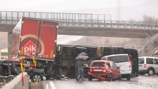 Na autocesti A1 poslije sv. Roka u smjeru Zagreba, kod tunela Krpani, u 6.15 sati sudarilo se 20-ak vozila u nekoliko lančanih sudara, Foto: Dino Stanin/PIXSELL Na autocesti A1 poslije sv. Roka u smjeru Zagreba, kod tunela Krpani, u 6.15 sati sudarilo se 20-ak vozila u nekoliko lančanih sudara, Foto: Dino Stanin/PIXSELL