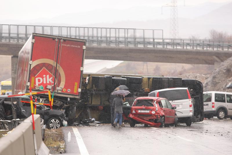 Na autocesti A1 poslije sv. Roka u smjeru Zagreba, kod tunela Krpani, u 6.15 sati sudarilo se 20-ak vozila u nekoliko lančanih sudara, Foto: Dino Stanin/PIXSELL Na autocesti A1 poslije sv. Roka u smjeru Zagreba, kod tunela Krpani, u 6.15 sati sudarilo se 20-ak vozila u nekoliko lančanih sudara, Foto: Dino Stanin/PIXSELL