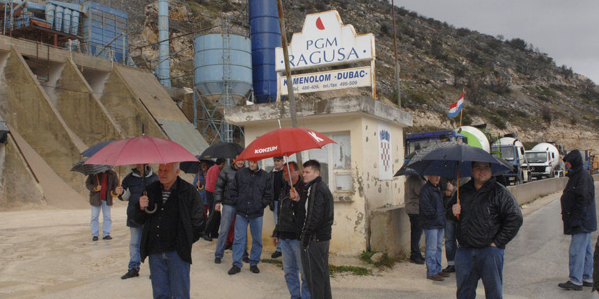 Radnici GP Dubrovnik smoinicijativno su se organizirali i blokirali kamenolom Dubac, koji je u vlasnistvu PGM Ragusa u sklopu koje posluje i GP Dubrovnik. Foto: Admir Buljubasic / CROPIX