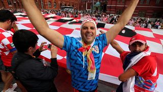 Hrvatski navijači u centru Moskve razvili divovsku zastavu Hrvatski navijači u centru Moskve razvili divovsku zastavu