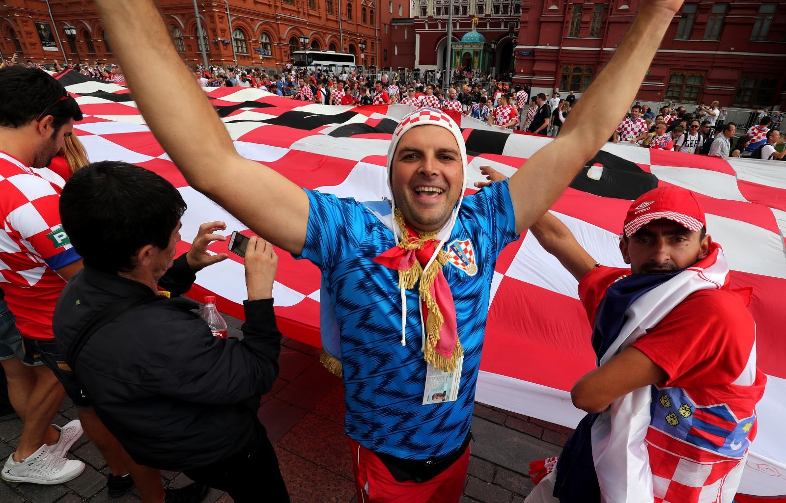 Hrvatski navijači u centru Moskve razvili divovsku zastavu Hrvatski navijači u centru Moskve razvili divovsku zastavu