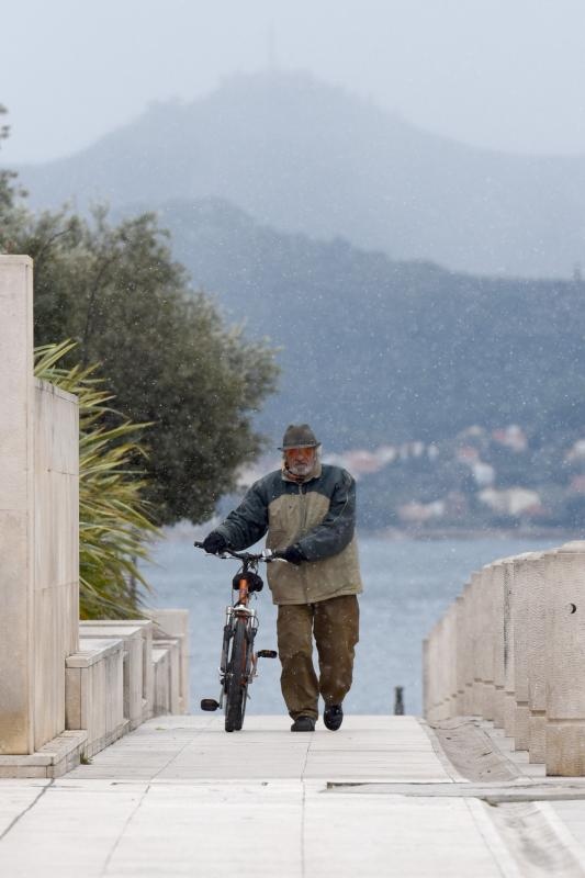 Snježne pahulje za kratko padale po Zadru