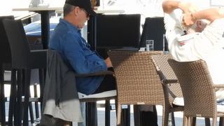 Pierce Brosnan prije isplovljavanja popio kavu i fotografirao se s obožavateljicom Pierce Brosnan prije isplovljavanja popio kavu i fotografirao se s obožavateljicom