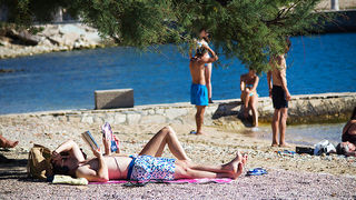 Kupanje na plaži Kolovare 8. listopada (foto:Saša Čuka)