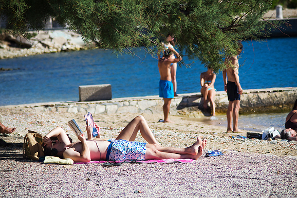 Kupanje na plaži Kolovare 8. listopada (foto:Saša Čuka)
