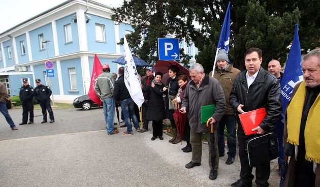 Trgovacki sud u Zadru na Vostarnici. Nezadovoljni sporoscu Ministarstva pomorstva, prometa i infrastrukture u rjesavanju dodjele koncesije na pomorskom dobru koje koristi remontno brodogradilista Nauta Lamjana u stecaju, bivsi radnici brodogradilista odrz
