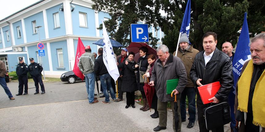 Trgovacki sud u Zadru na Vostarnici. Nezadovoljni sporoscu Ministarstva pomorstva, prometa i infrastrukture u rjesavanju dodjele koncesije na pomorskom dobru koje koristi remontno brodogradilista Nauta Lamjana u stecaju, bivsi radnici brodogradilista odrz Trgovacki sud u Zadru na Vostarnici. Nezadovoljni sporoscu Ministarstva pomorstva, prometa i infrastrukture u rjesavanju dodjele koncesije na pomorskom dobru koje koristi remontno brodogradilista Nauta Lamjana u stecaju, bivsi radnici brodogradilista odrz