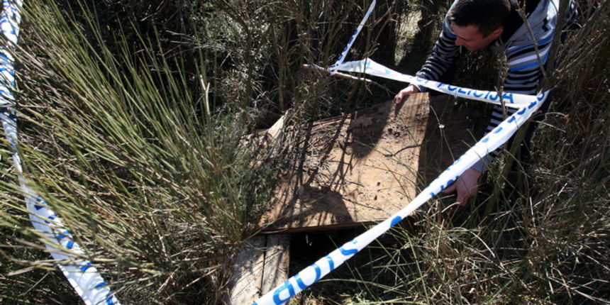 Zadar, 040313.
Naselje Bokanjac. Novi slucaj urusavanja tla. Nakon slucajeva u Lovranu, Drnisu i jos ranije ranije Medjimurju, policiji je prijavu da se otvorila zemlja u sirini i duljini vecoj od metra prijavio u subotu 39-godisnji Joso Marasovic iz Zadr Zadar, 040313.
Naselje Bokanjac. Novi slucaj urusavanja tla. Nakon slucajeva u Lovranu, Drnisu i jos ranije ranije Medjimurju, policiji je prijavu da se otvorila zemlja u sirini i duljini vecoj od metra prijavio u subotu 39-godisnji Joso Marasovic iz Zadr