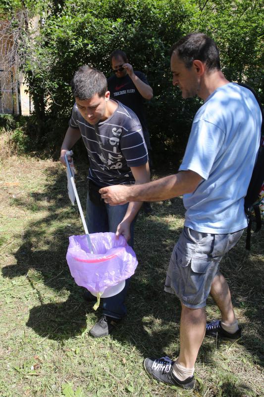 20.06.2013., Zadar – Akcija ciscenja narkomanskih sprica u parku na Brodarici pokraj Sfinge. Photo: Filip Brala/PIXSELL Autor Filip Brala/PIXSELL KLJUČNE RIJEČI ciscenje, sfinga, Brodarica, akcija mladih, narkomanija 20.06.2013., Zadar – Akcija ciscenja narkomanskih sprica u parku na Brodarici pokraj Sfinge. Photo: Filip Brala/PIXSELL Autor Filip Brala/PIXSELL KLJUČNE RIJEČI ciscenje, sfinga, Brodarica, akcija mladih, narkomanija