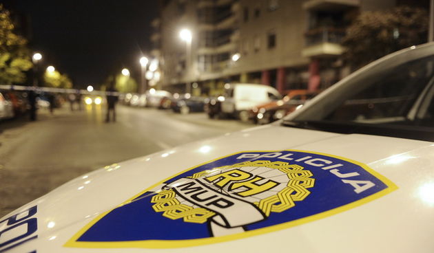 Zagreb, 251011.Ante Topica Mimare 9, policija, oko 03,30 sati postavljena i aktivirana nepoznata eksplozivna naprava na bankomat Zagrebacke banke pri cemu je osteceno nekoliko automobila i popucala stakla u blizini eksplozije, nema ozledjenih.Na slici: po