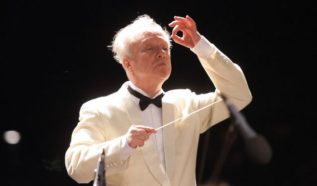 Zadar, 080710.
Na rimskom Forumu svecano su otvorene 50. Glazbene veceri u Sv. Donatu. Nastupila je Zagrebacka filharmonija pod ravnanjem dirigenta Pavla Despalja. Veceri je otvorio predsjednik Ivo Josipovic. 
Na slici: Pavle Despalj.
Foto: Vladimir Ivano