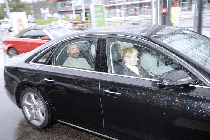 Ljubljana, 071110.
Danas je na ljubljansku zracnu luku Brnik stigao glumac Halit Ergenc poznatiji kao Onur iz sapunice 1001 noc. Stigao je avionom Turkisch airlinesa iz Istanbula.
Na slici: glumac Halit Ergenc odvezao se u Audiu A8.
Foto: Sime Sokota / CR Ljubljana, 071110.
Danas je na ljubljansku zracnu luku Brnik stigao glumac Halit Ergenc poznatiji kao Onur iz sapunice 1001 noc. Stigao je avionom Turkisch airlinesa iz Istanbula.
Na slici: glumac Halit Ergenc odvezao se u Audiu A8.
Foto: Sime Sokota / CR