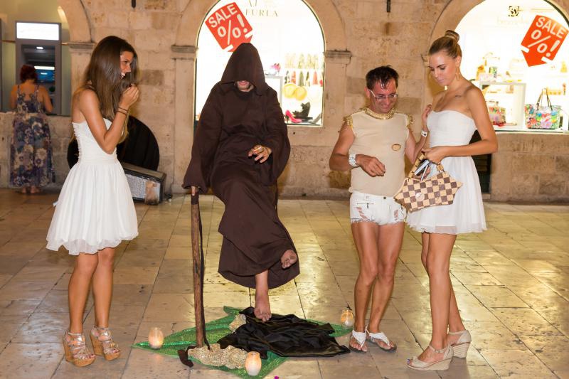 24.08.2013., Stradun, Dubrovnik – Jadranko Kljucanin, zadarski modni macak izvodi performans na Stradunu. Photo: Grgo Jelavic/PIXSELL