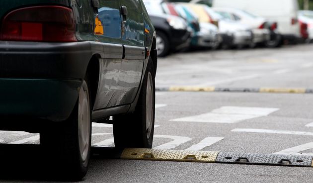 Ležeći policajac, uspornik, gume, automobil, vozilo, promet, uspornici