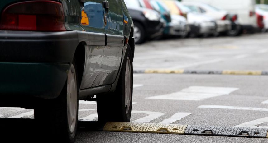 Ležeći policajac, uspornik, gume, automobil, vozilo, promet, uspornici