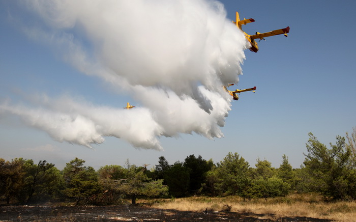 Zadar, Babindub, 230812.
Pozar u mjestu Babindub, kraj Zadra, u blizini aerodroma. Pozar je izbio medju kucama, na rubu borove sume kod vojnog aerodroma. Dio terena je miniran pa su u gasenju sudjelovali i kanaderi.
Foto: Jure Miskovic / CROPIX