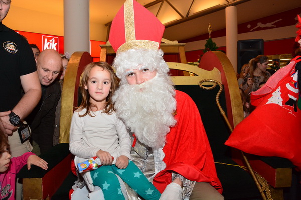 Supernova Zadar: Sveti Nikola i kamion Djeda mraza, Foto: Iva Perinčić Supernova Zadar: Sveti Nikola i kamion Djeda mraza, Foto: Iva Perinčić