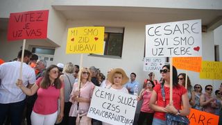 Građani prosvjedom pokušavaju spriječiti ovrhu nad sedmogodišnjim Cesareom Građani prosvjedom pokušavaju spriječiti ovrhu nad sedmogodišnjim Cesareom