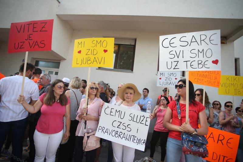 Građani prosvjedom pokušavaju spriječiti ovrhu nad sedmogodišnjim Cesareom Građani prosvjedom pokušavaju spriječiti ovrhu nad sedmogodišnjim Cesareom