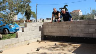 Udruga mladih Ploče i Dračevca uredila stari zog i počastila rižotom