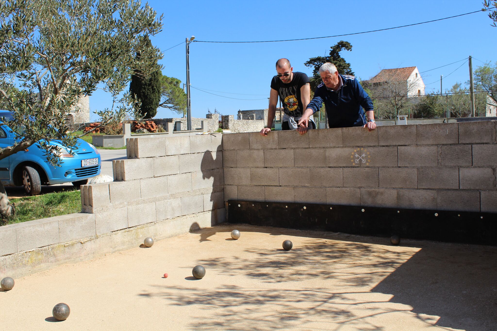 Udruga mladih Ploče i Dračevca uredila stari zog i počastila rižotom