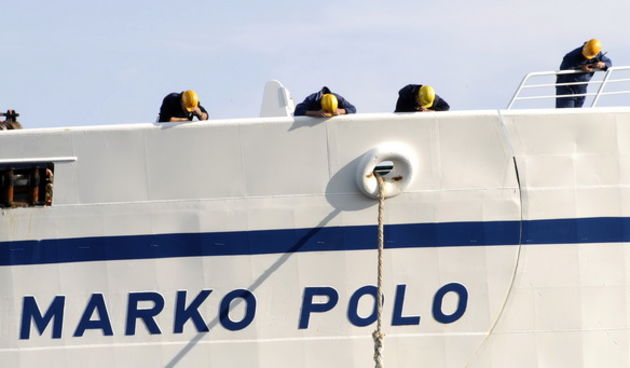 Kornati, Otok Sit, 261009 .
Putnicki brod Marko Polo nasukao se prekjucer unutar otoka Sita na sjeverozapadnoj strani. 
Marko Polo je provom zaorao barem desetak metara u kopno, srusio morske stijene i raslinje, probio zid ograde obitelji Kovacev i zausta