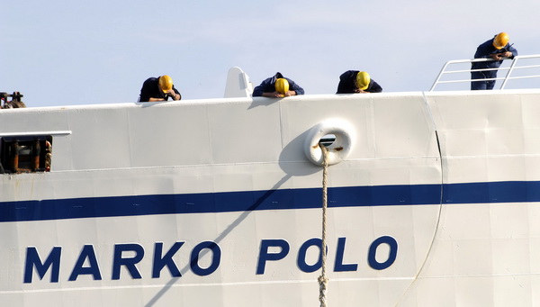 Kornati, Otok Sit, 261009 .
Putnicki brod Marko Polo nasukao se prekjucer unutar otoka Sita na sjeverozapadnoj strani. 
Marko Polo je provom zaorao barem desetak metara u kopno, srusio morske stijene i raslinje, probio zid ograde obitelji Kovacev i zausta