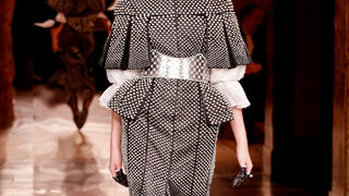 Visoka moda Alexander McQueen brenda za ovu jesen prava je poslastica za ljubitelje drame, inspirirana veličanstvenom kraljevskom odjećom.  Photo: Gianni Pucci/InDigitalteam/GoRunway.com