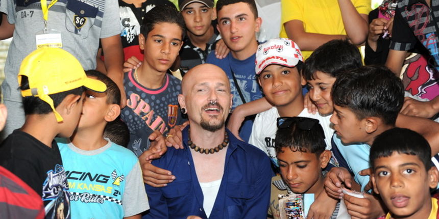 Zadar, 290611
Iracka ratna sirocad u Sukosanu su provela tjedan dana gdje ih je ugostila Hrvatska posta a zadnji dan boravka posjetio ih je i Damir Urban te im citao svoju slikovnicu.
Foto: Andrija Lucic / CROPIX