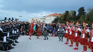 HGD Sv. Cecilija izvelo korčulanski viteški ples “Moreška” na Pozdravu suncu