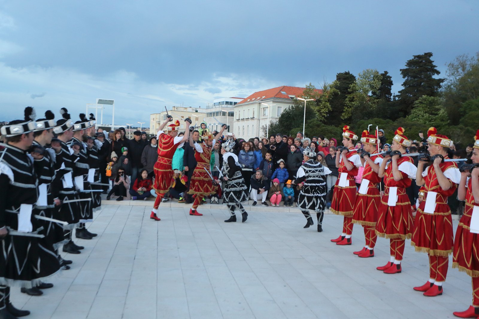 HGD Sv. Cecilija izvelo korčulanski viteški ples “Moreška” na Pozdravu suncu