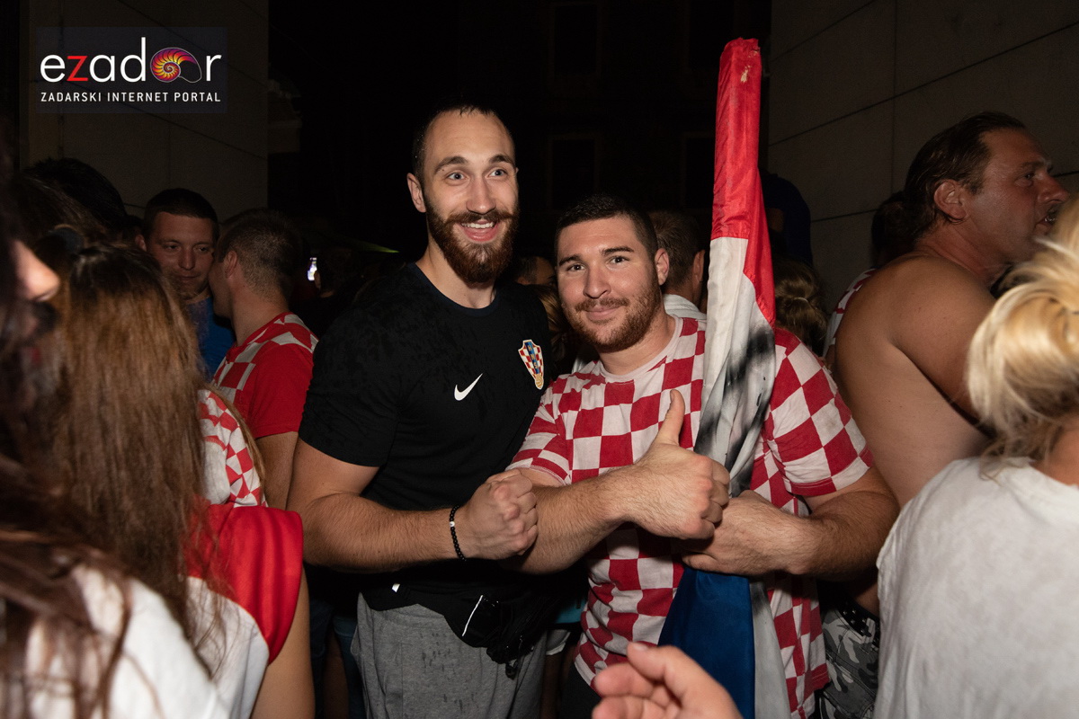 Čudesna noć: Velika fešta ulicama Zadra nakon plasmana Vatrenih u finale SP Čudesna noć: Velika fešta ulicama Zadra nakon plasmana Vatrenih u finale SP