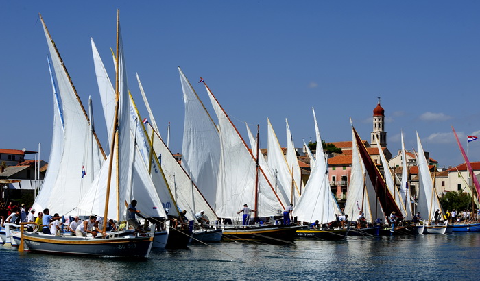 Betina, 150810.
U Betini na otoku Murteru danas je odrzana tradicionalna regata brodova na “latinskog idro ” pod nazivom “Regata za dusu i tilo”, na regati je sudjovalo preko gajeta, leuta i kaica pobjedili su domacini iz Betine.
Na slici start regate u b Betina, 150810.
U Betini na otoku Murteru danas je odrzana tradicionalna regata brodova na “latinskog idro ” pod nazivom “Regata za dusu i tilo”, na regati je sudjovalo preko gajeta, leuta i kaica pobjedili su domacini iz Betine.
Na slici start regate u b