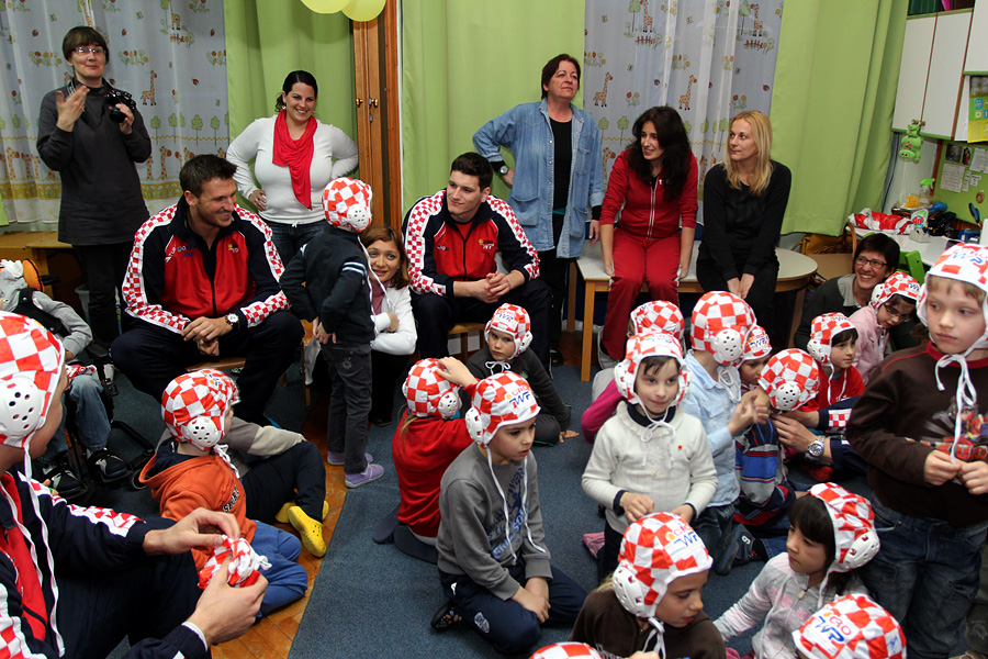 Da hrvatske zlatne Barakude imaju veliko srce pokazali su već prvog dana boravka u Zadru. Posjetili su mališane DV Latica i donijeli im prigodne poklone – vaterpolo kapice hrvatske reprezentacije. Mališani i njihove tete s oduševljenjem su dočekali svoje