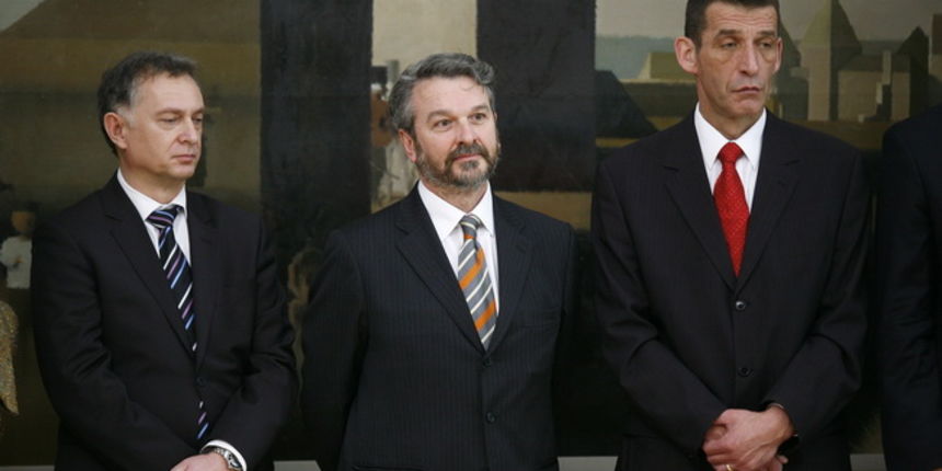 Zagreb, 190210.
Pantovcak.
Predsjednicki dvori.
Predsjednik RH Ivo Josipovic predstavio je danas svoje suradnike.
Boris Cota savjetnik za gospodarstvo, Josko Paro, Zlatko Gareljic.
Foto: Goran Mehkek / CROPIX