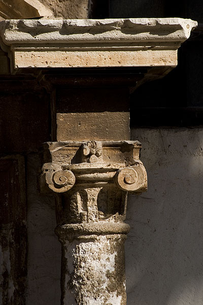 kapitel na ulaznim vratima u crkvu sv. Šime u Zadru